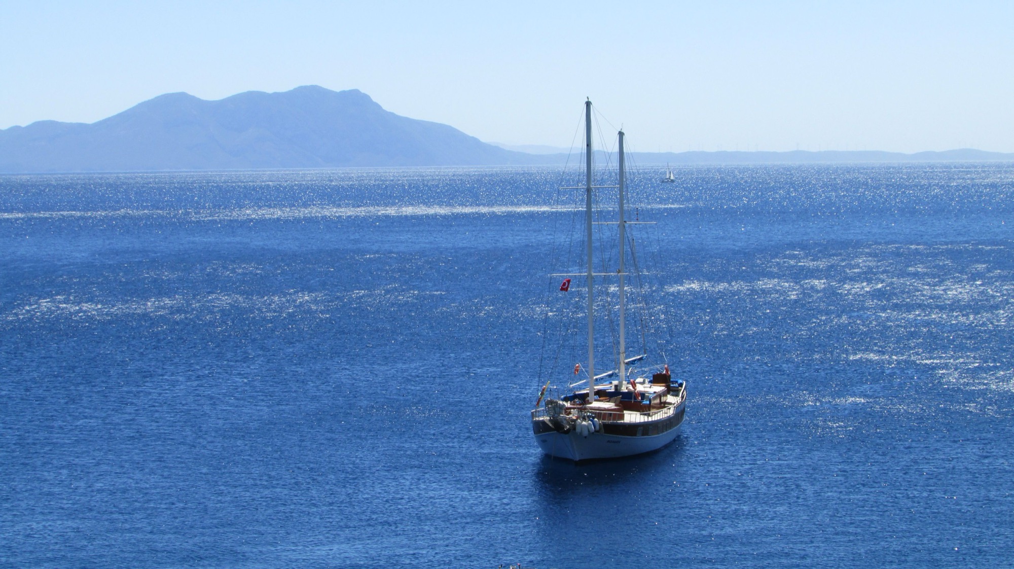Un velero navegando en mar abierto.